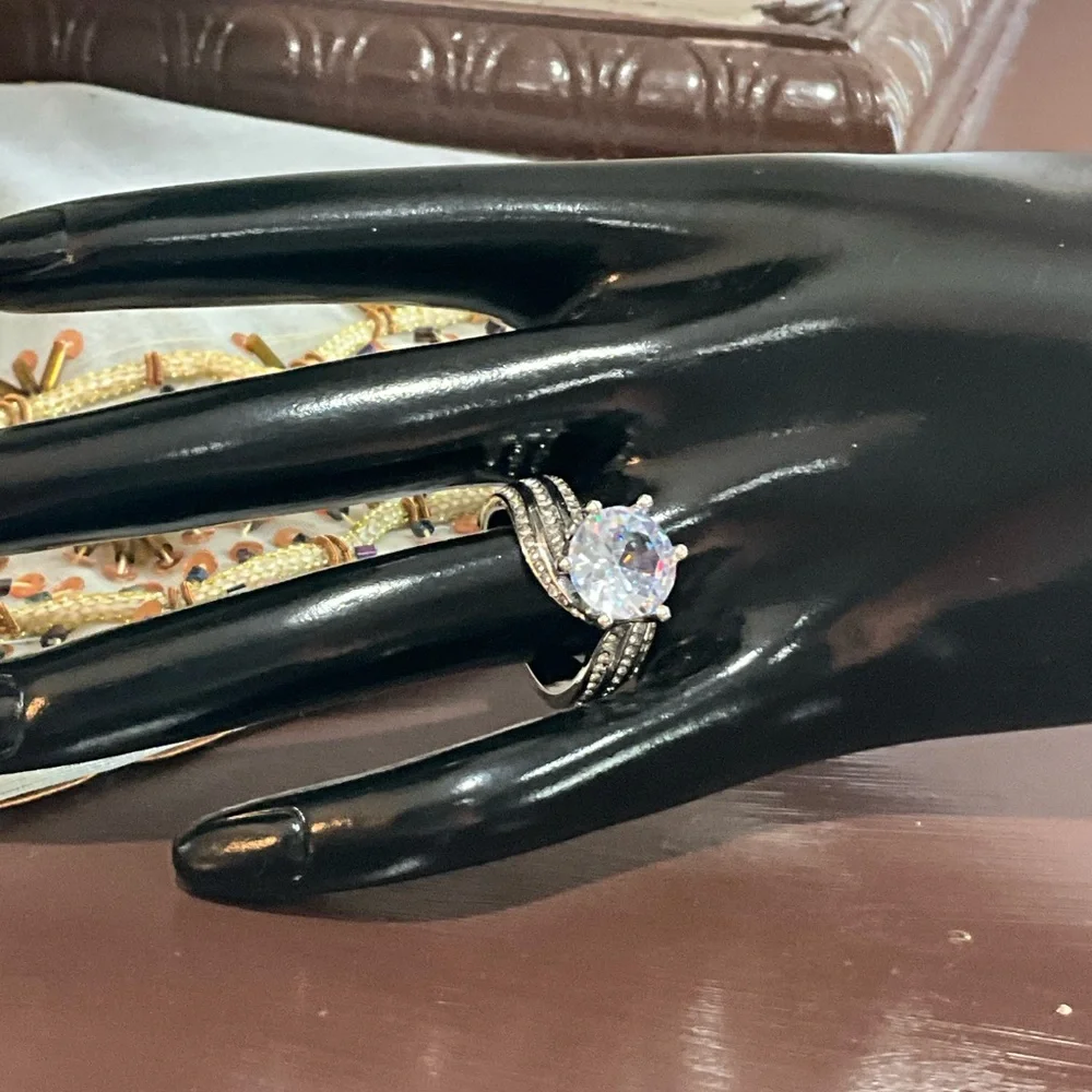 Elegant Silver Ring with Large Gemstone 7 - Picture 5 of 12